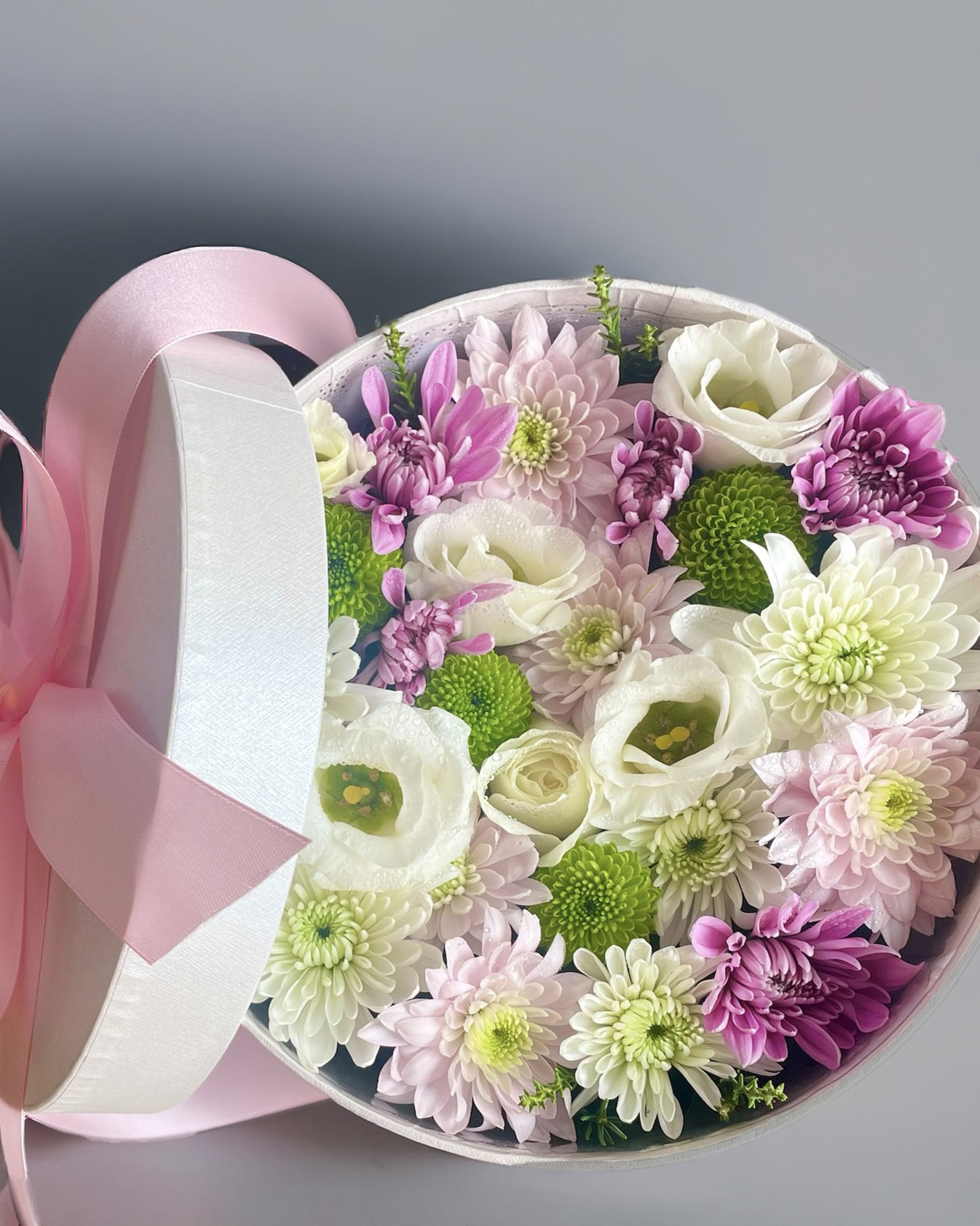 Caixa com Flores do Dia em Tons Sóbrios