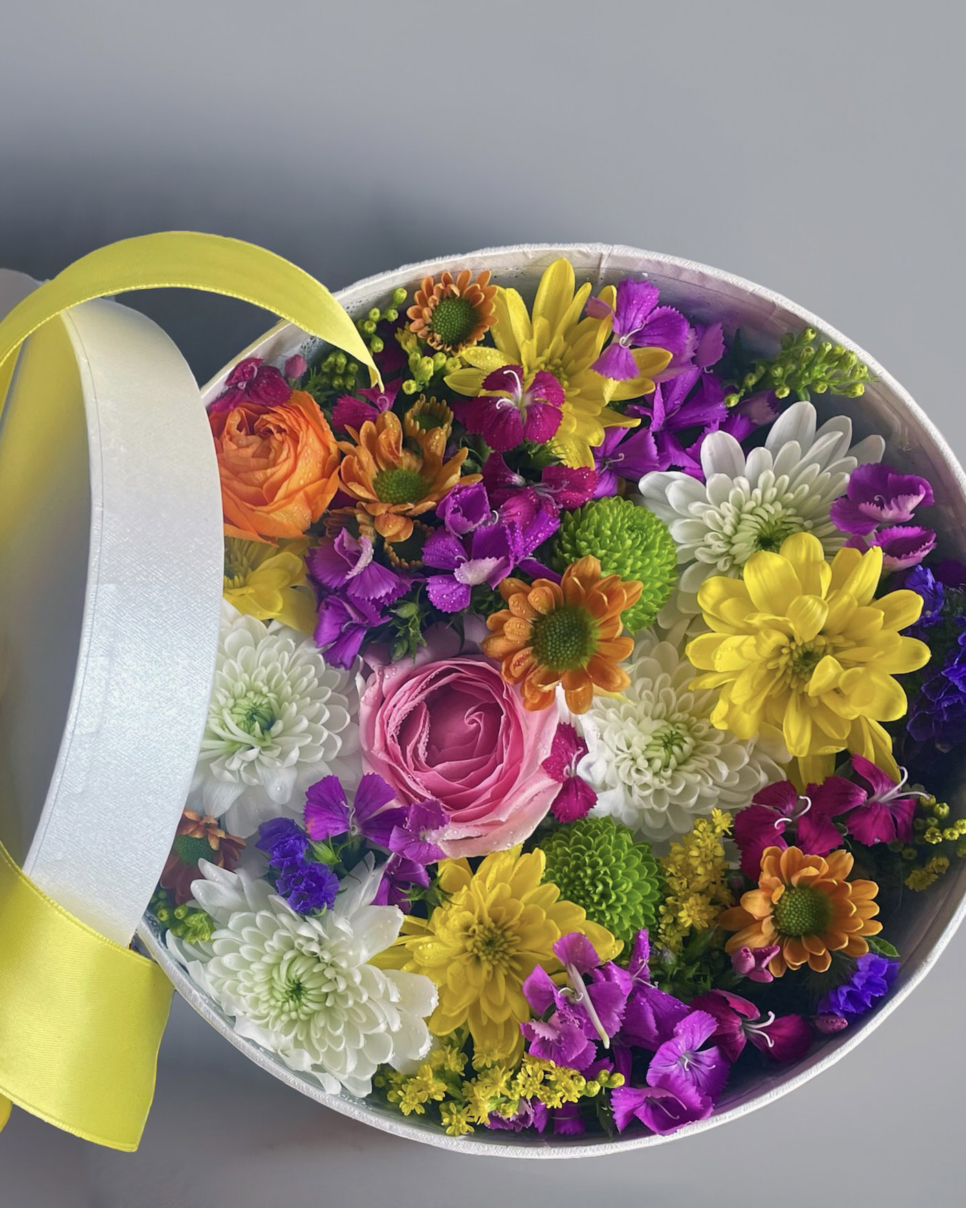 Caixa com Flores do Dia em Tons Alegres