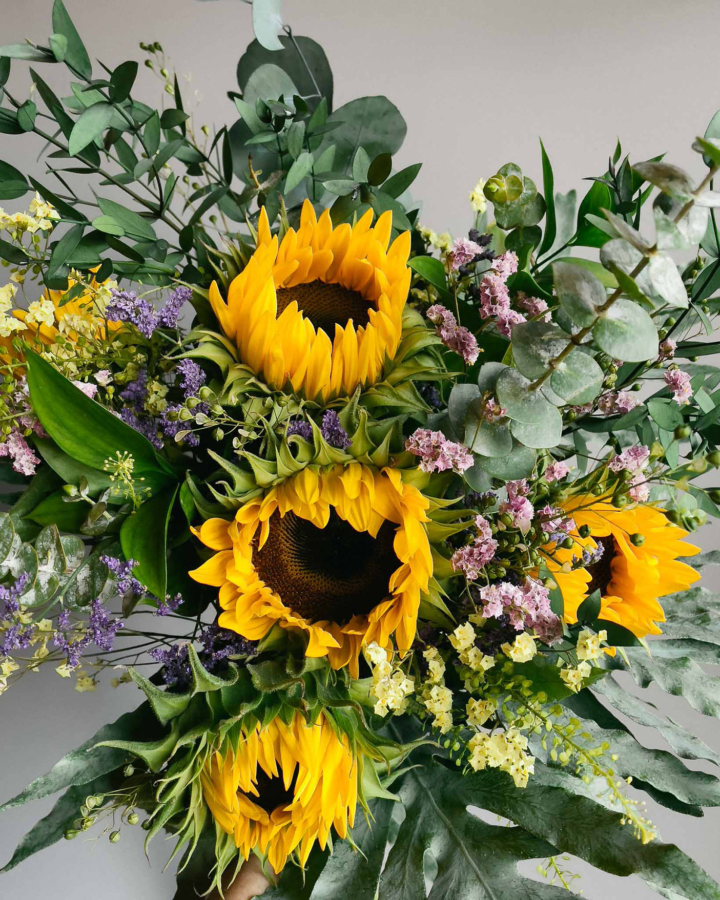 Composição com Girassóis e Mistura de Flores